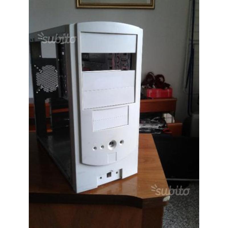 Case per pc bianco. vuoto, usato