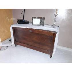 Sedia,credenza,cassapanca,specchio e divano