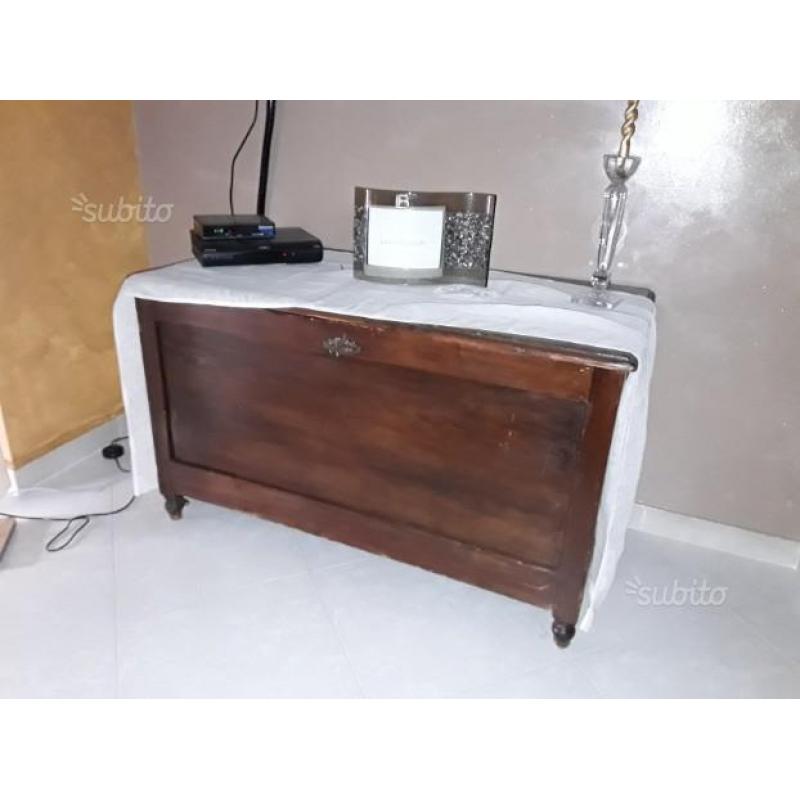 Sedia,credenza,cassapanca,specchio e divano